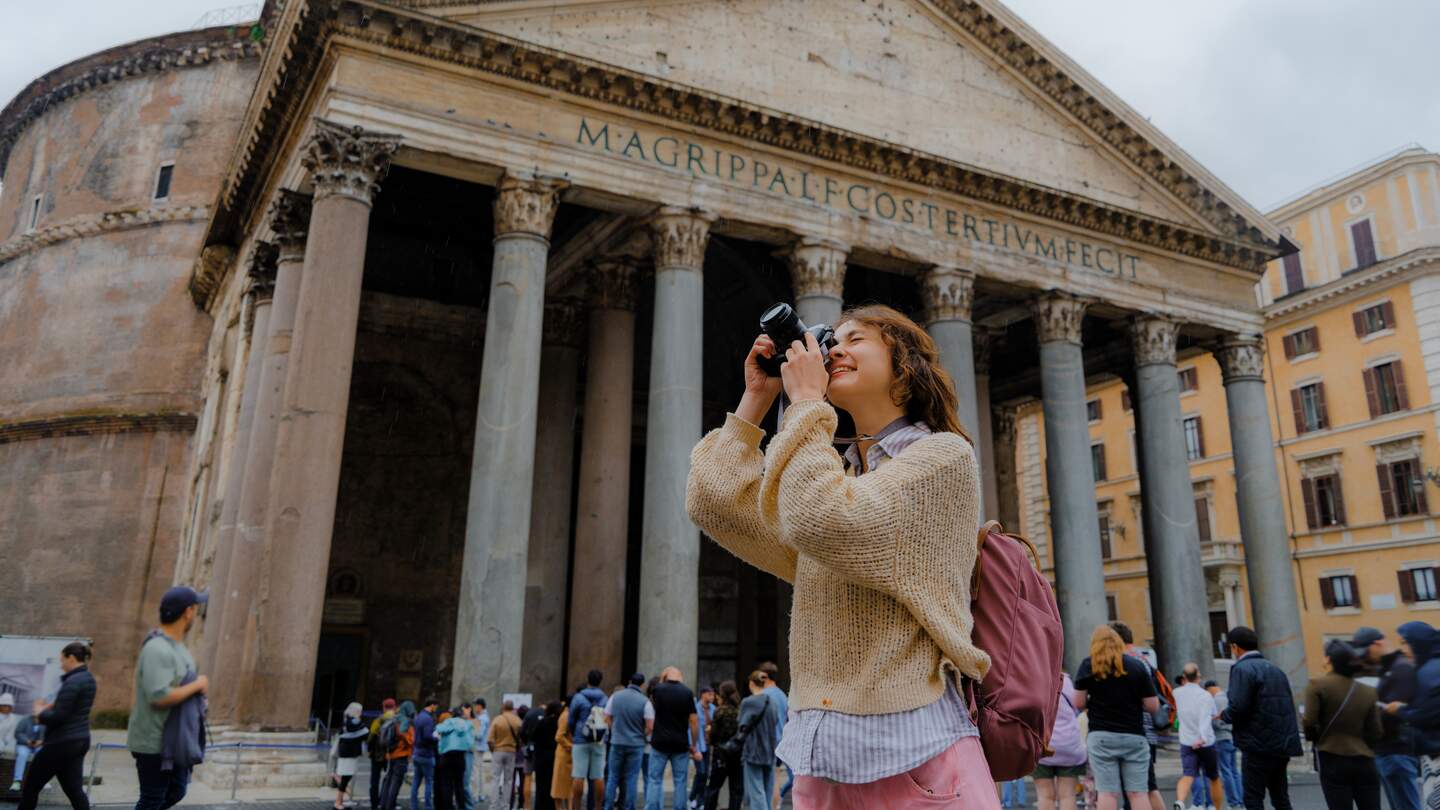 Frau fotografiert mit Kamera in der Nähe des Pantheons in Rom | © gettyimages.com/Oleh Slobodenjuk
