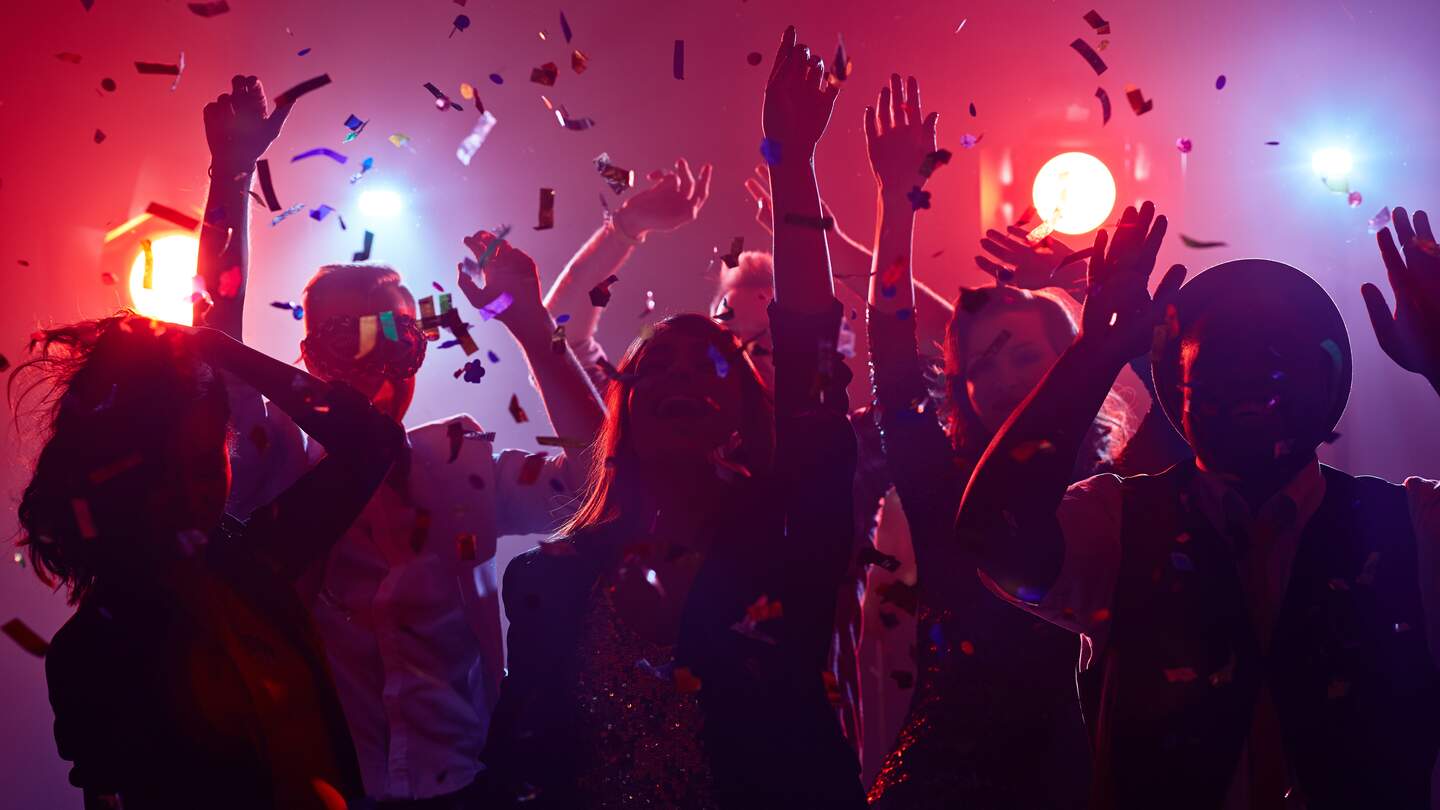 Junge Leute tanzen im Nachtclub | © Gettyimages.com/shironosov