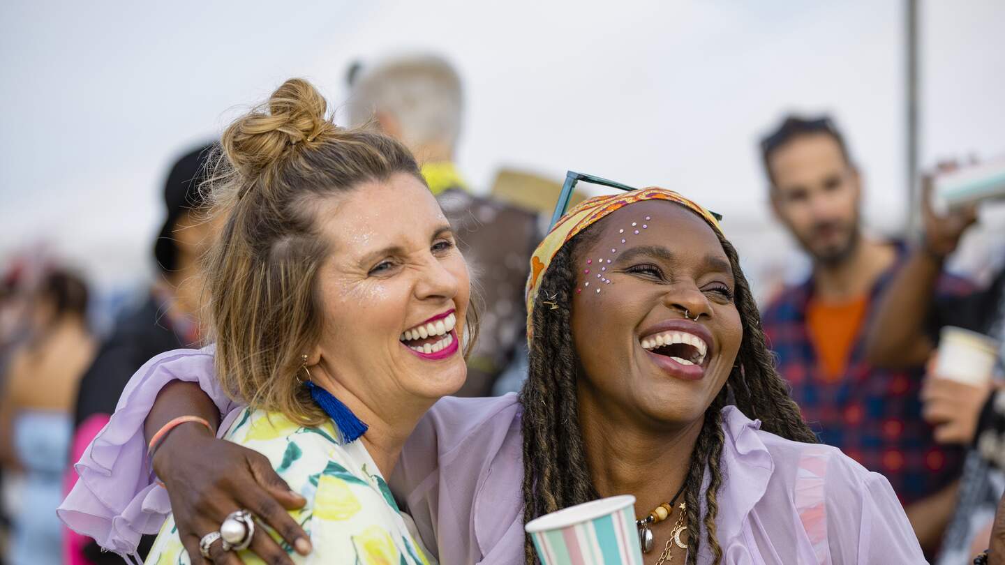 Zwei Freundinnen feiern zusammen | © Gettyimages.com/solstock