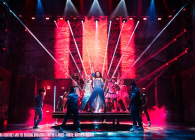 Lorna Courtney und die originale Broadway Besetzung von dem Musical & Julia | © Stage Entertainment/Matthew Murphy