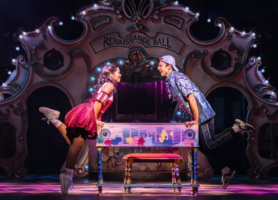 Szene aus dem Musical '& Julia' in Hamburg mit einer kraftvollen Darbietung des Songs 'Overprotected' von Britney Spears | © Stage Entertainment/Johan Persson 