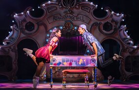 Szene aus dem Musical '& Julia' in Hamburg mit einer kraftvollen Darbietung des Songs 'Overprotected' von Britney Spears | © Stage Entertainment/Johan Persson 