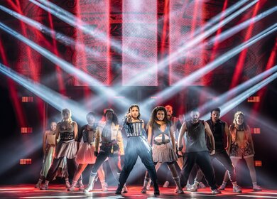 Szene aus dem Musical '& Julia' in Hamburg: Darsteller performen die Songs 'Problem' von Ariana Grande und 'Can't Feel My Face' von The Weeknd | © Stage Entertainment/Johan Persson 