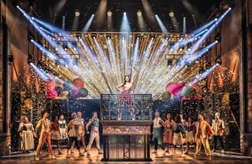 Mitreißende Szene aus dem Musical '& Julia' in Hamburg: Darsteller bringen den Song 'Roar' von Katy Perry energiegeladen auf die Bühne | © Stage Entertainment/Johan Persson