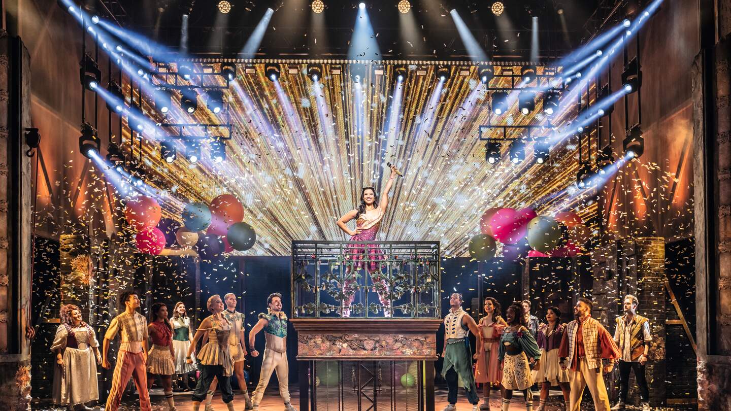 Mitreißende Szene aus dem Musical '& Julia' in Hamburg: Darsteller bringen den Song 'Roar' von Katy Perry energiegeladen auf die Bühne | © Stage Entertainment/Johan Persson