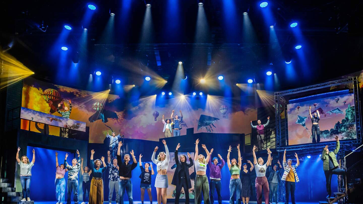 Die Darsteller des Musicals Abenteuerland tanzen zusamen auf der Buehne mit den Haenden in der Luft | © jochenquast