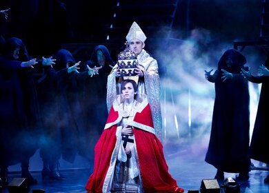 Szenenbild aus Die Päpstin Musical in Fulda mit der Krönung der Päpstin. | © Spotlight Musicals/Peter Scholz