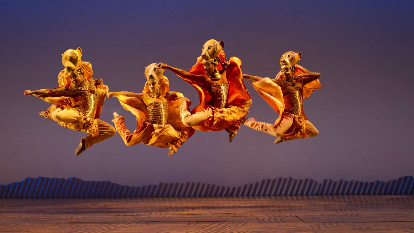 Szenenbild aus dem Musical Disneys Der Koenig der Loewen mit tanzenden Loewinnen | © Stage Entertainment/Johan Persson