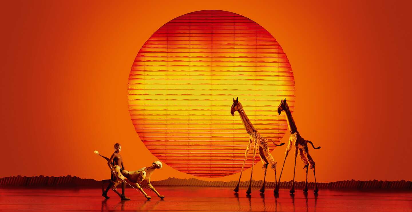 Szenenbild aus dem Musical Disneys Der Koenig der Loewen mit Tieren in der Savanne | © Stage Entertainment