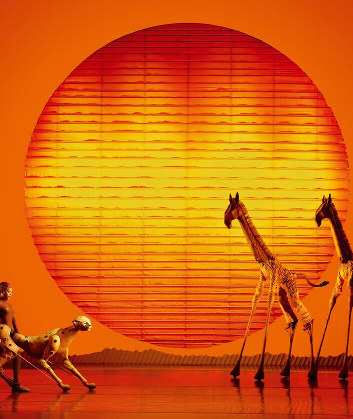Szenenbild aus dem Musical Disneys Der Koenig der Loewen mit Tieren in der Savanne | © Stage Entertainment