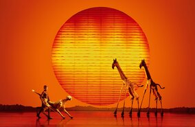 Szenenbild aus dem Musical Disneys Der Koenig der Loewen mit Tieren in der Savanne | © Stage Entertainment