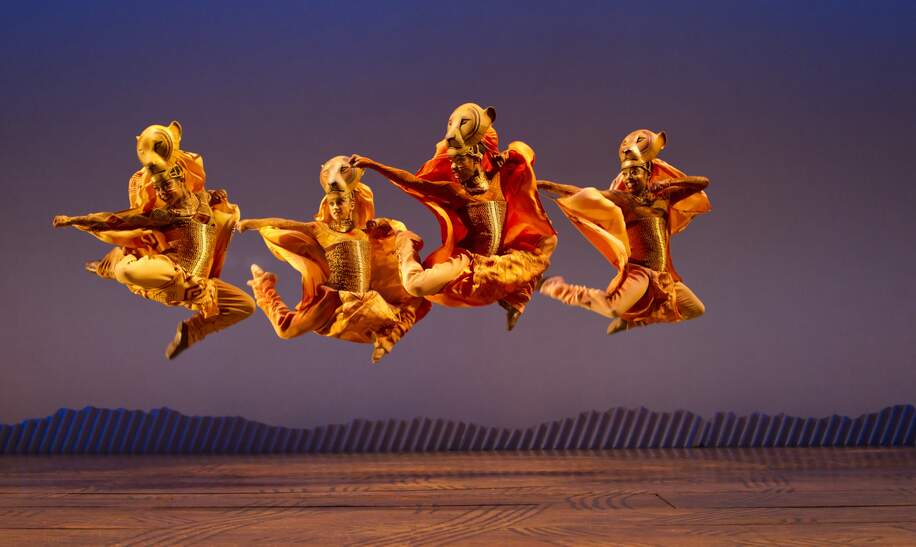 Szenenbild aus dem Musical Disneys Der Koenig der Loewen mit tanzenden Loewinnen | © Stage Entertainment/Johan Persson