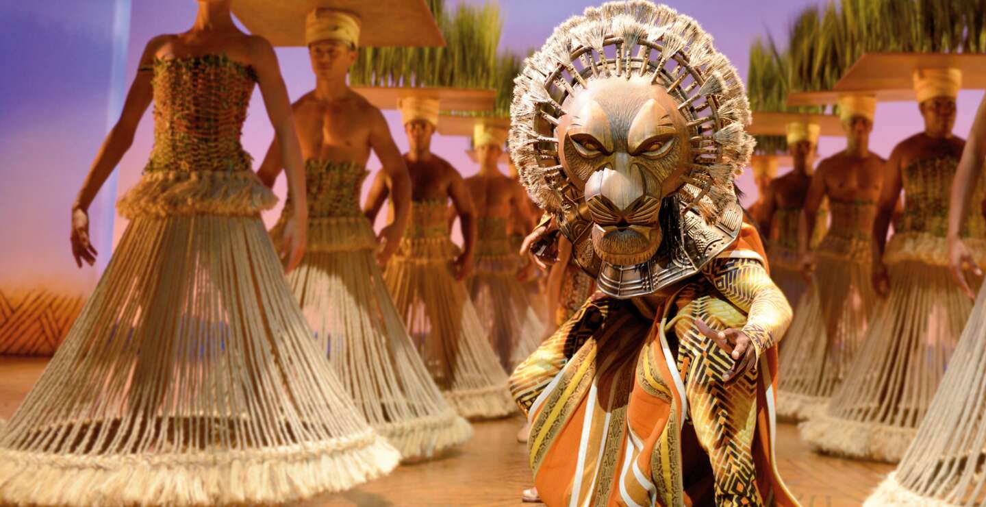 Szenenbild aus dem Musical Disneys Der Koenig der Loewen mit Loewen im Mitterlpunkt | © Stage Entertainment/Deen van Meer