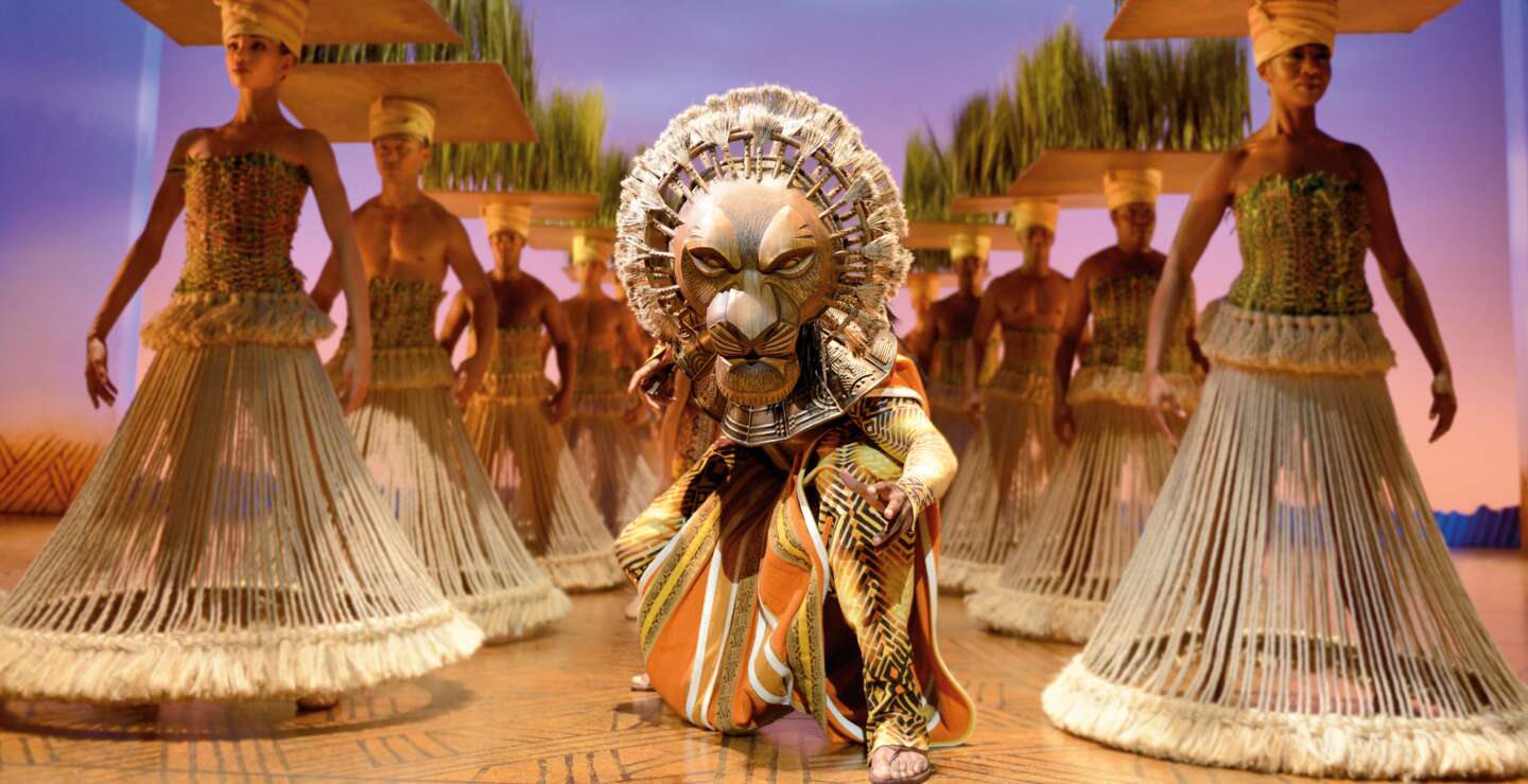 Szenenbild aus dem Musical Disneys Der Koenig der Loewen mit Loewen im Mitterlpunkt | © Stage Entertainment/Deen van Meer