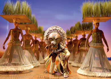 Szenenbild aus dem Musical Disneys Der Koenig der Loewen mit Loewen im Mitterlpunkt | © Stage Entertainment/Deen van Meer
