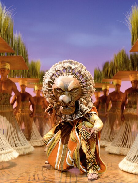 Szenenbild aus dem Musical Disneys Der Koenig der Loewen mit Loewen im Mitterlpunkt | © Stage Entertainment/Deen van Meer
