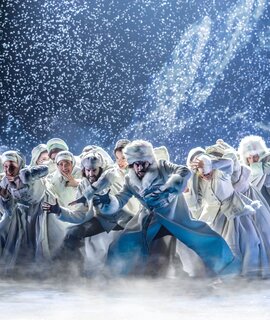 Szenenbild mit Kaltem Ensembles von Disneys Die Eiskönigin – Das Musical beim tanzen auf der Bühne | © Stage Entertainment/Johan Persson