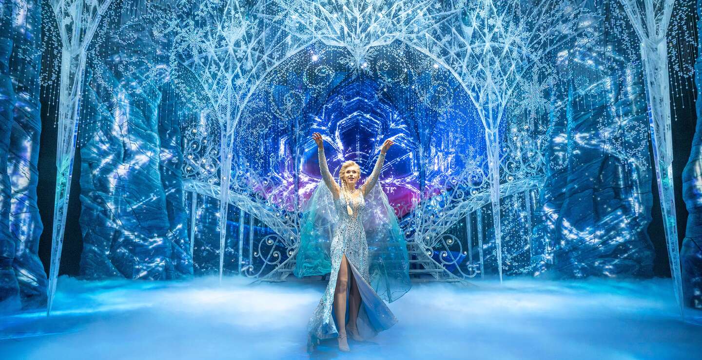 Szenenbild von Disneys Die Eiskoenigin das Musical mit Elsa im Eispalast | © Johan Persson