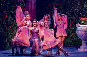 Meg von Disneys Hercules Musical auf der Buehne mit singenden Musen mit farbigen Kleidern | © Stage Entertainment/Johan Persson 