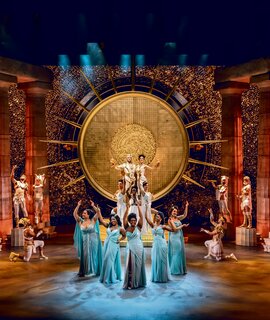 Der Olymp von Disneys Musical Hercules mit singenden Saengern  | © Stage Entertainment/Johan Persson 