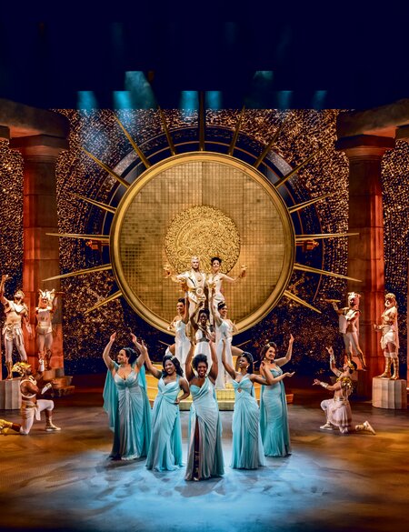 Der Olymp von Disneys Musical Hercules mit singenden Saengern  | © Stage Entertainment/Johan Persson 