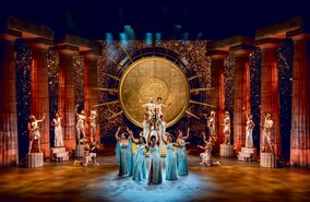 Der Olymp von Disneys Musical Hercules mit singenden Saengern  | © Stage Entertainment/Johan Persson 