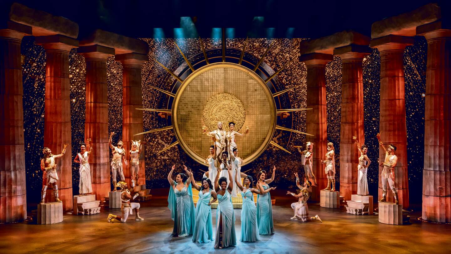 Der Olymp von Disneys Musical Hercules mit singenden Saengern  | © Stage Entertainment/Johan Persson 