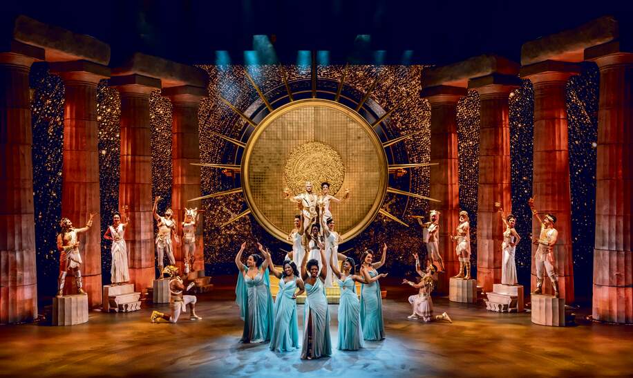 Der Olymp von Disneys Musical Hercules mit singenden Saengern  | © Stage Entertainment/Johan Persson 
