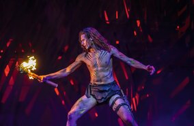 Szenenbild aus dem Musical Disneys Tarzan mit Tarzan im Dschungel | © StageEntertainment/Johan Persson