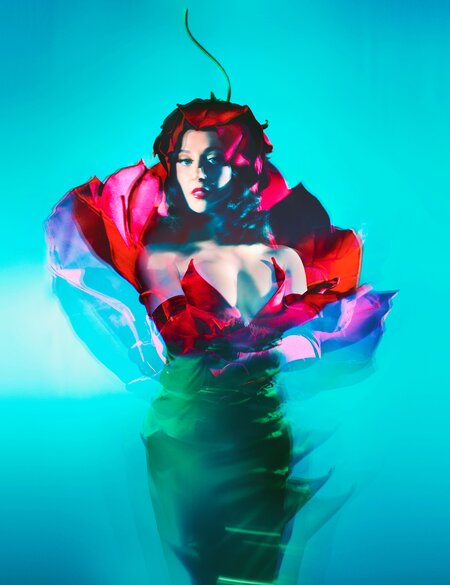 In der Show Blinded by Delight tritt die Schauspielerin in roten Kostümen auf. | © Kristian Schuller