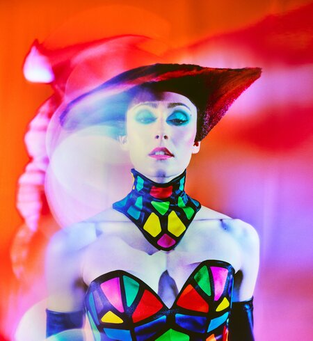 Im Opening-Act der Show Blinded by Delight tritt die Schauspielerin in einem bunten Kostüm auf. | © Kristian Schuller