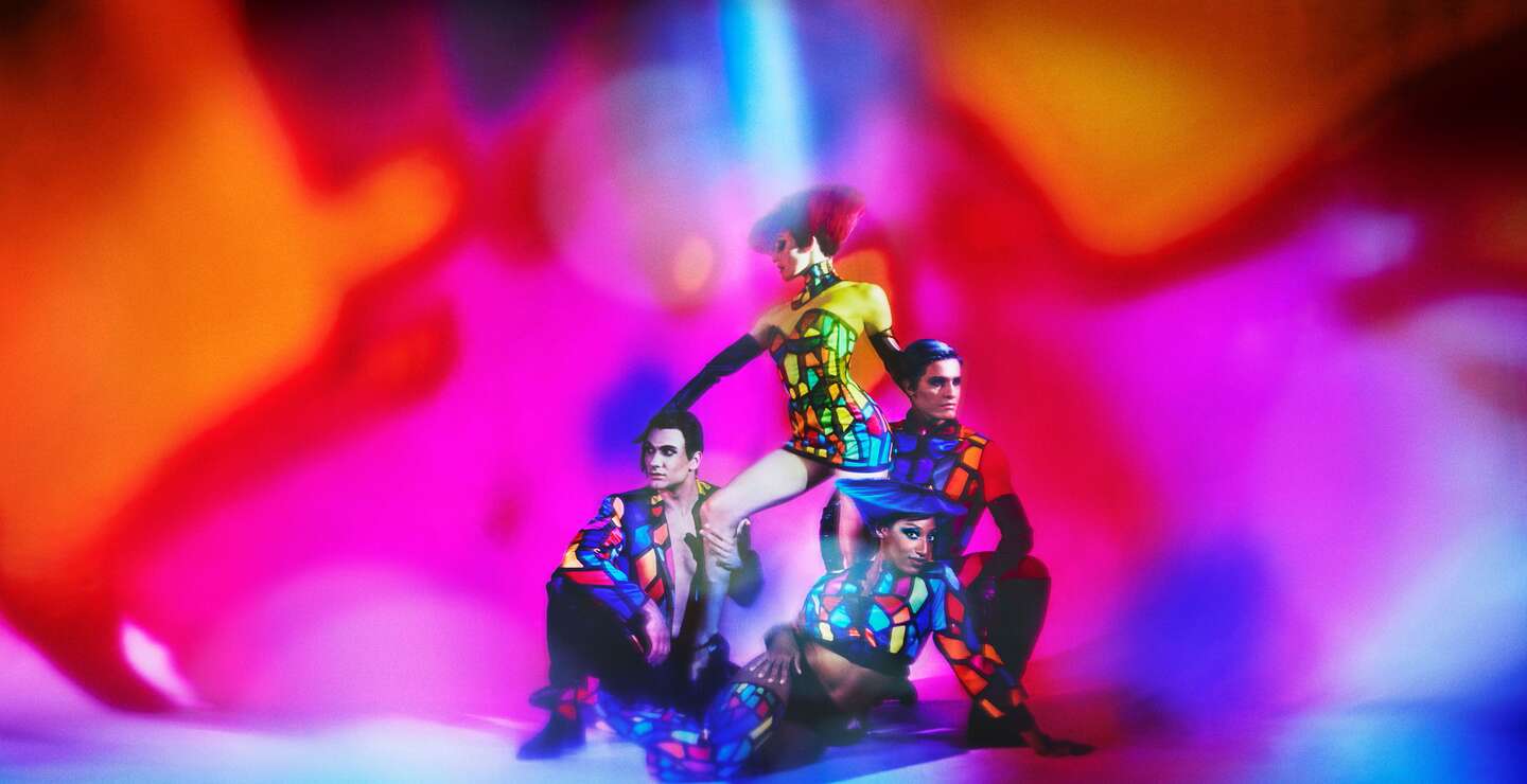 Vier Schauspieler stehen im Opening-Act in bunten Kostümen auf der Bühne. | © Kristian Schuller