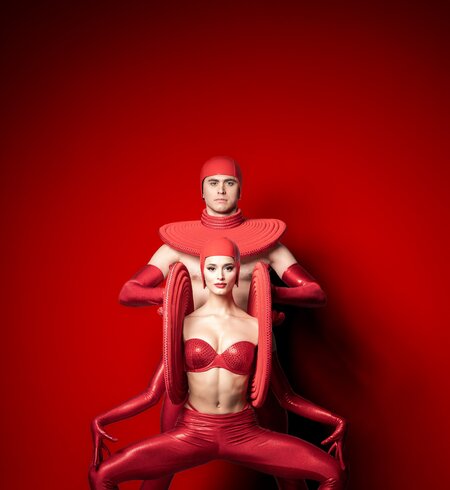 Kostueme monochromatisch rot der Grand Show Falling in Love  | © Markus Nass