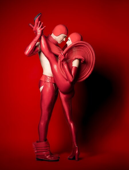 Kostueme monochromatisch rot der Grand Show Falling in Love | © Markus Nass