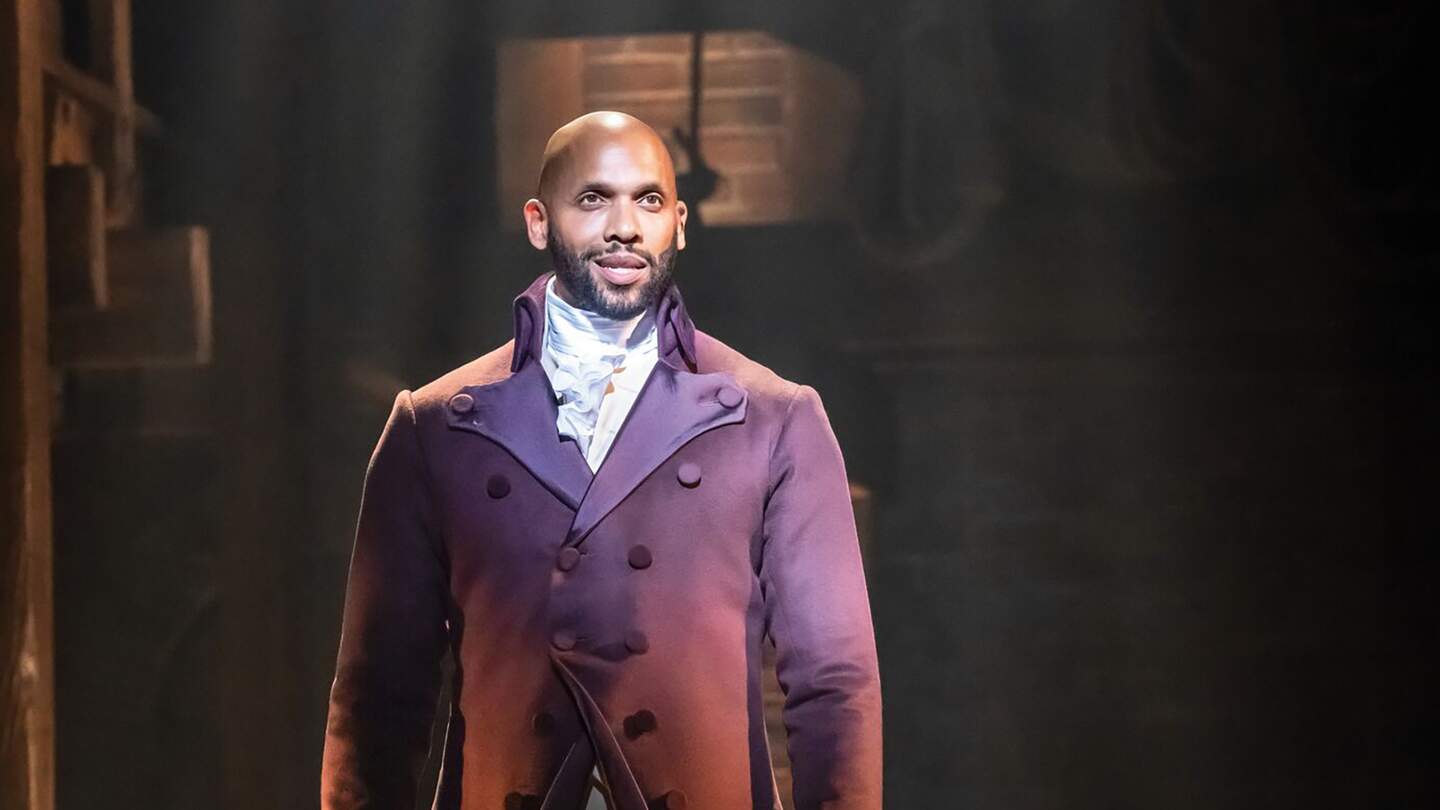 Szenenbild mit Gino Emnes als Aaron Burr aus dem Musical Hamilton | © Stage Entertainment