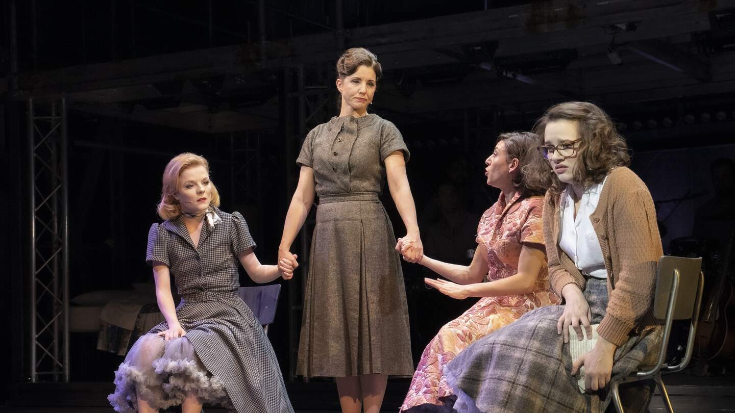 Szenenbild mit Frauen aus KU'DAMM 56 - Das Musical  | © Stage Entertainment/Dominic Ernst