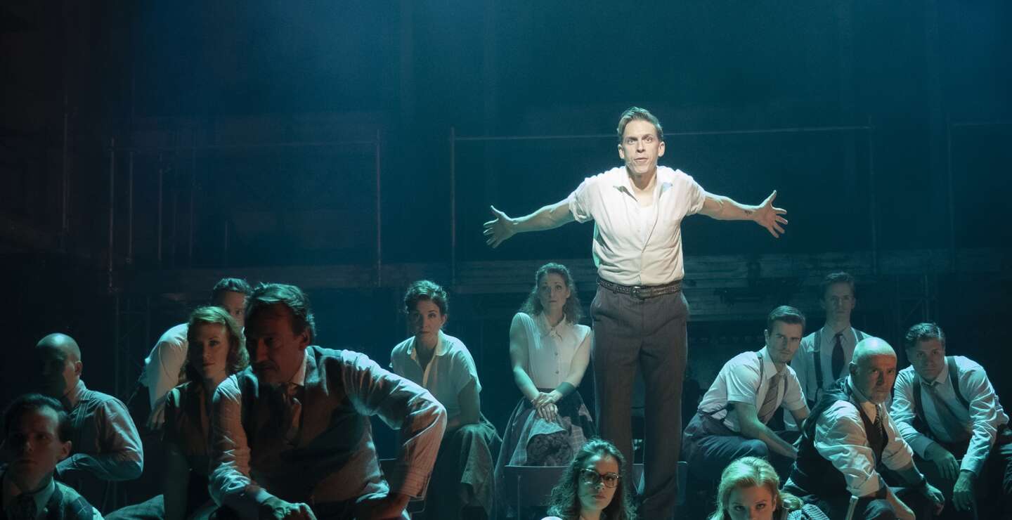 Szenenbild mit Kuenstlern aus KU'DAMM 56 - Das Musical  | © Stage Entertainment/Dominic Ernst