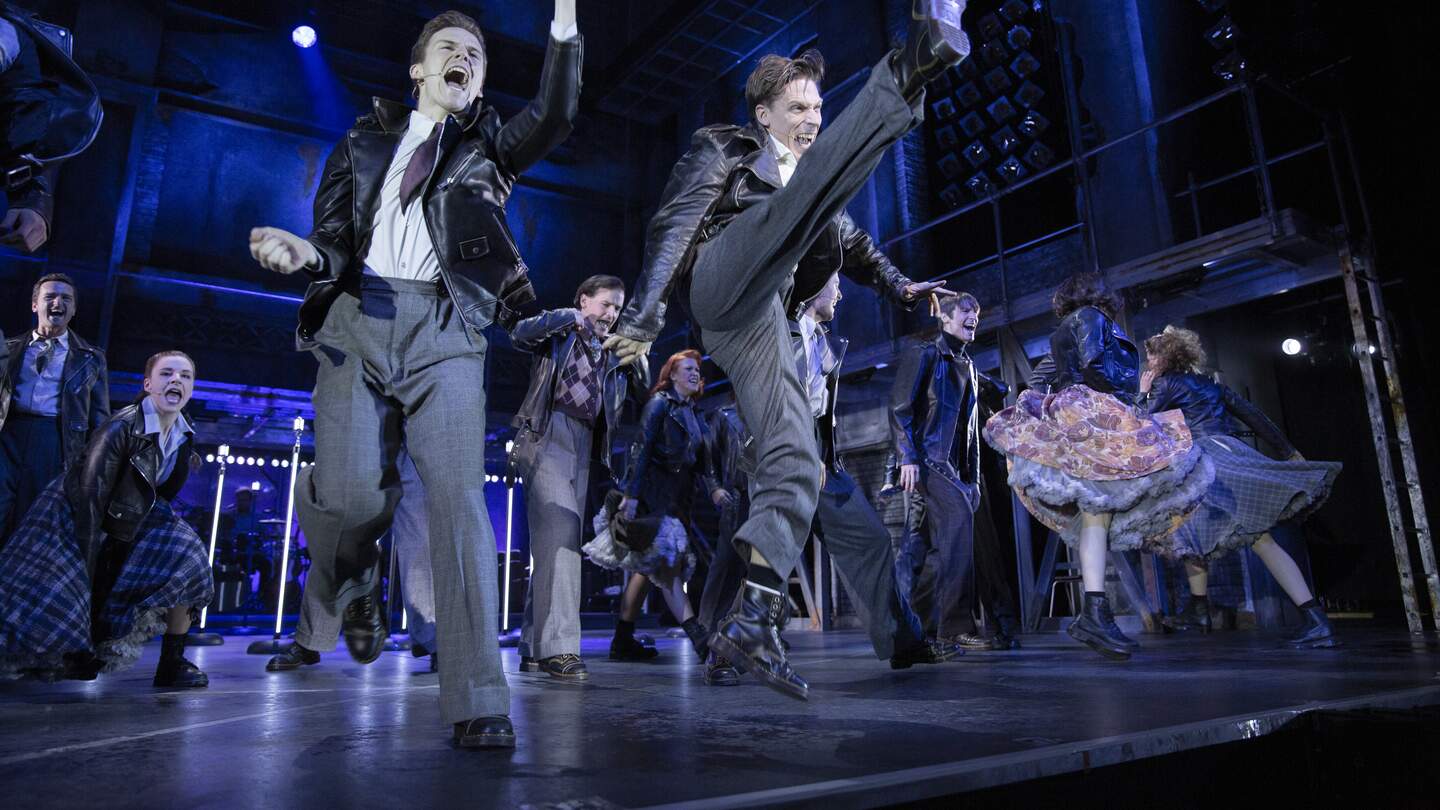 Szenenbild mit Taenzern von KU'DAMM 56 - Das Musical  | © Stage Entertainment/Dominic Ernst