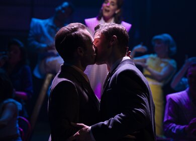 Szenenbild mit zwei sich kuessenden Maennern von KU’DAMM 59 - Berlins Hit-Musical geht weiter! | © Dominic Ernst