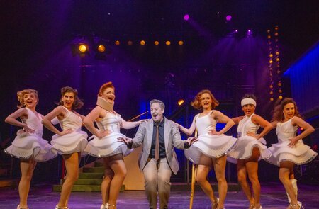 Szenenbild mit Steffi Irmen als Christa Moser und Taenzerinnen von KU’DAMM 59 - Berlins Hit-Musical geht weiter! | © Jörn Hartmann