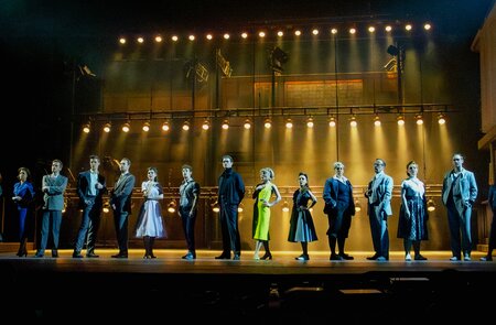 Szenenbild mit vollstaendigem Cast von KU’DAMM 59 - Berlins Hit-Musical geht weiter! | © sunstroem