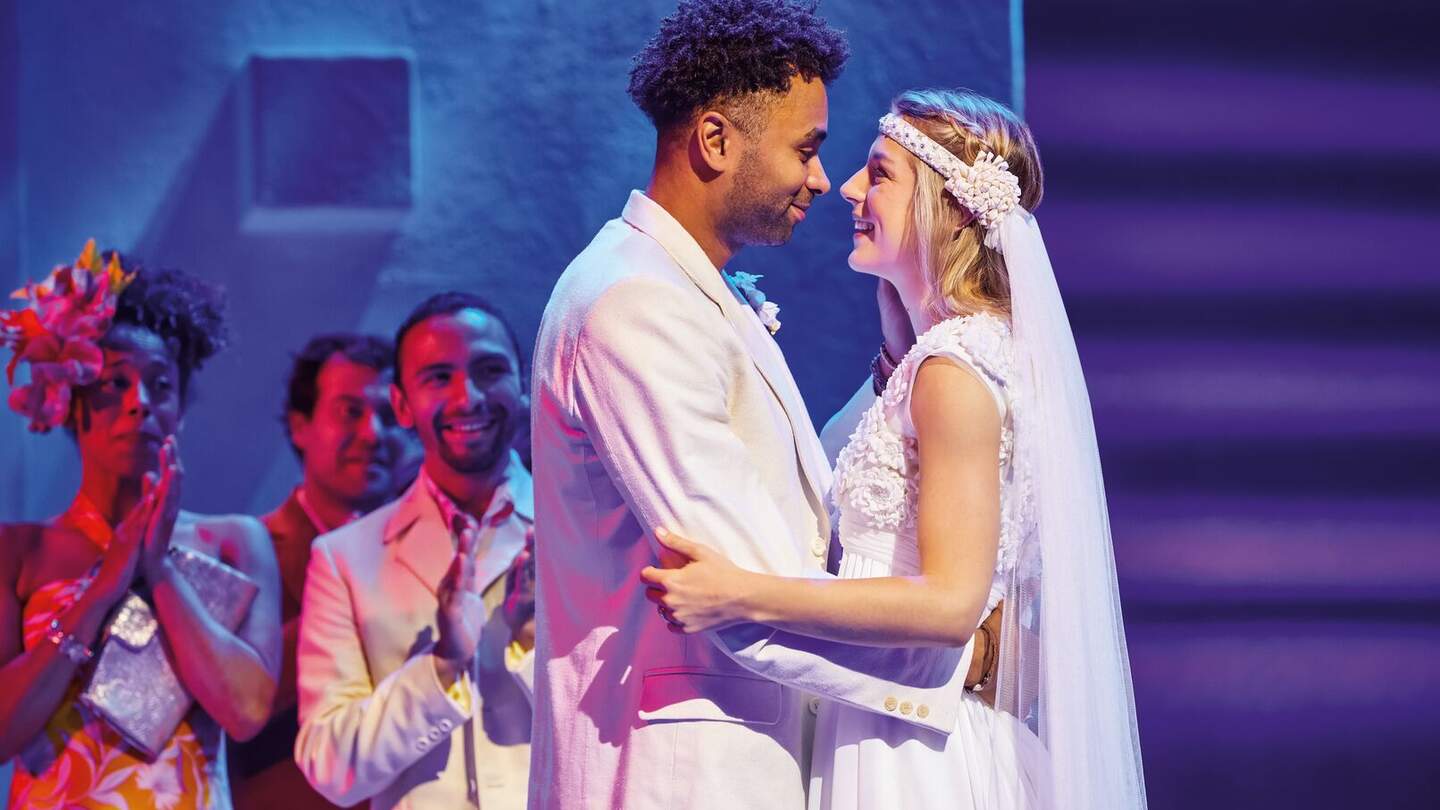 Szenenbild von Sky und Sophie aus Mamma Mia - Das Musical mit den Hits von ABBA | © Stage Entertainment/Brinkhoff Moegenburg