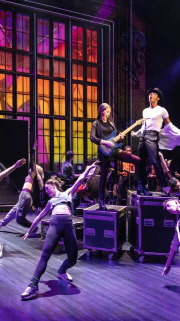 Michael Jackson Performance von Beat It im Musical - ikonische Moves und Look  | © Stage Entertainment/Matthew Murphy
