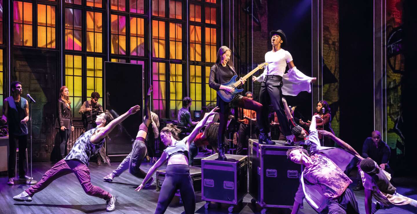 Michael Jackson Performance von Beat It im Musical - ikonische Moves und Look  | © Stage Entertainment/Matthew Murphy