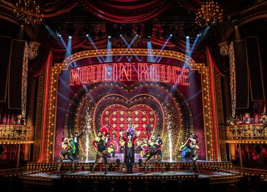 Szenenbild mit Gavin Turnbull  als Harold Zigler aus Moulin Rouge! - das Musical  | © Johan Persson