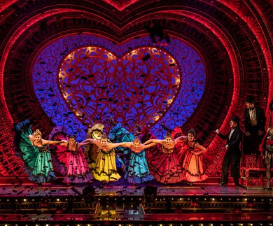 Szenenbild mit Cancan Ensemble aus Moulin Rouge! - das Musical  | © Johan Persson