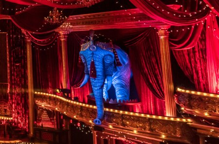 Blick auf die Buehne von Moulin Rouge! - das Musical  | © Johan Persson