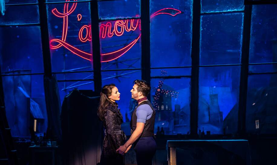 Szenenbild mit Riccardo Greco als Christian und Sophie Berner als Satine aus Moulin Rouge! - das Musical  | © Johan Persson