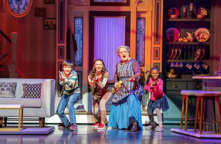 4 Personen tanzen auf der Bühne, Musical Mrs. Doubtfire | © Johann Persson