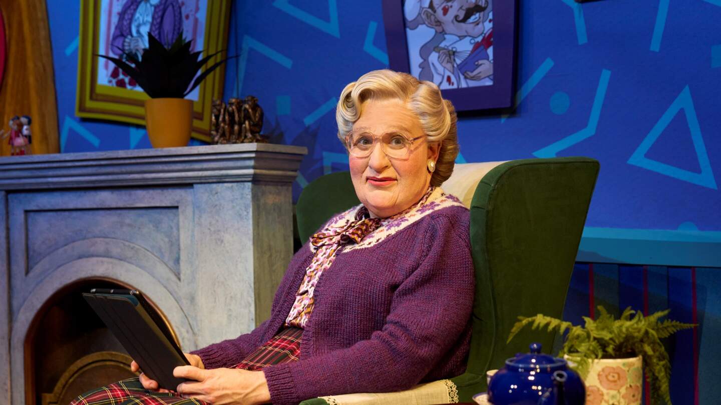 Mrs Doubtfire sitzt auf dem Sofa | © Johann Persson